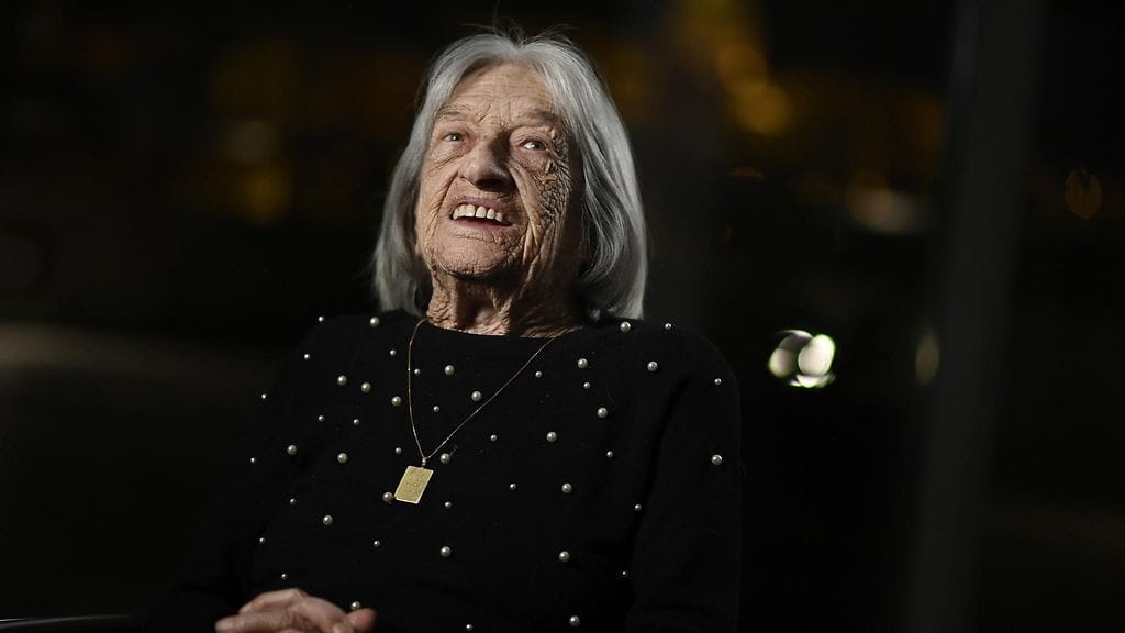 Agnes Keleti on kuvassa 100-vuotias.