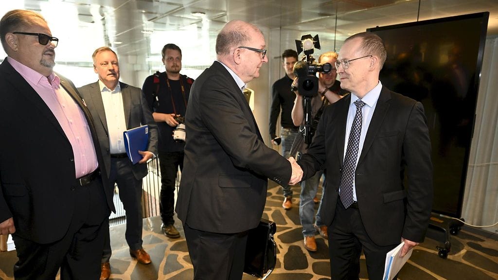 Teollisuusliiton puheenjohtaja Riku Aalto (kesk.) ja Teknologiateollisuuden työnantajien toimitusjohtaja Jarkko Ruohoniemi (oik.) kättelivät saapuessaan neuvotteluihin syyskuussa.