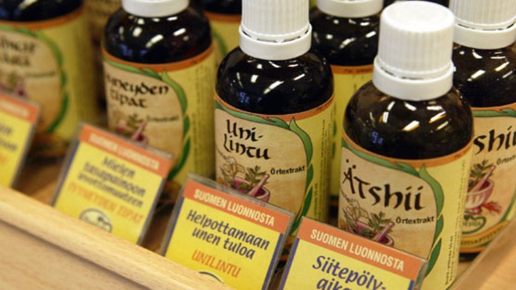 Luontaistuotteita kaupan hyllyllä.