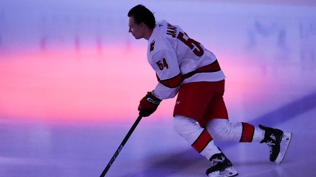 Juha Jääskä nautiskeli ensimmäisistä luistimenpiirroistaan NHL-jäille Carolinan ja Floridan välisen ottelun alkulämmittelyssä.