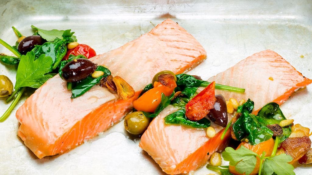 Helppo uunikirjolohi sisältää Välimeren makuja.