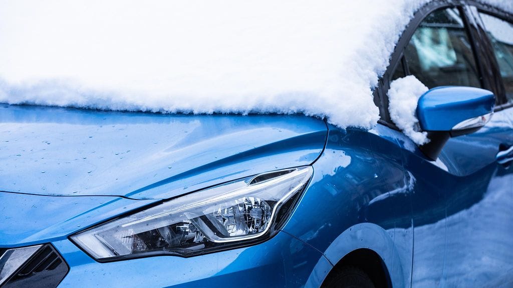 Muistathan puhdistaa myös auton katon lumesta?