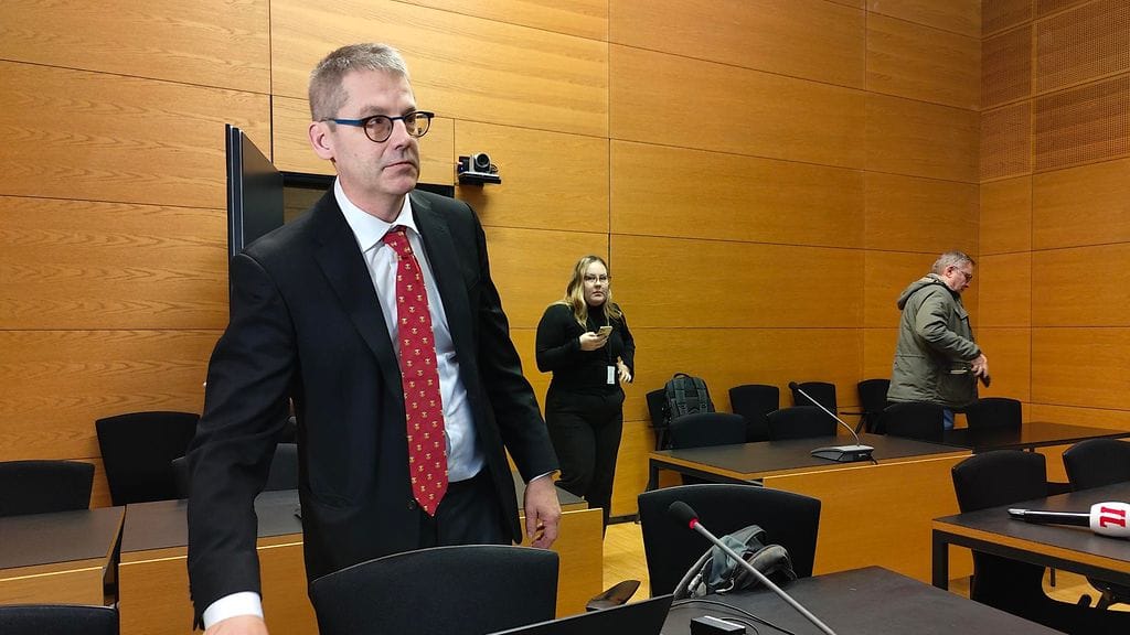 Kuvassa Eagle S -tankkerin henkilökuntaa ja varustamoa Caravellaa edustava asianajaja Herman Ljungberg.