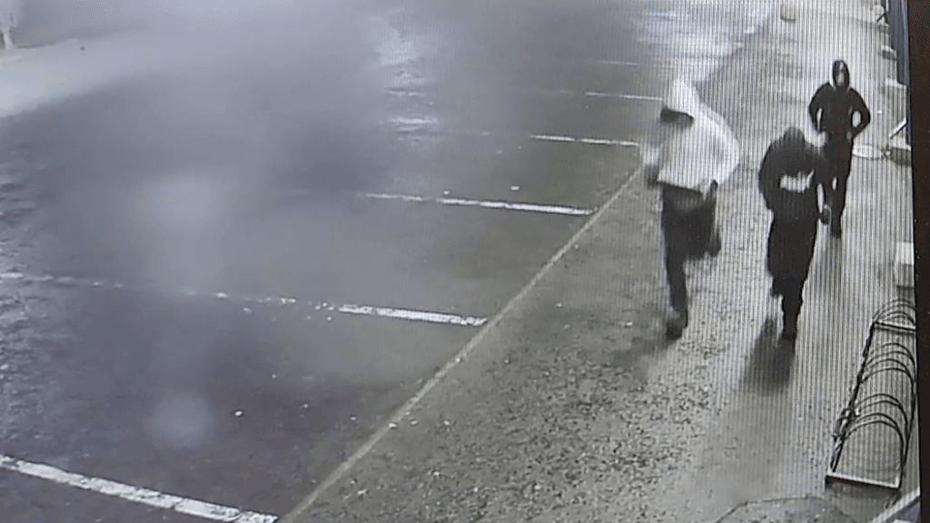 Poliisi julkaisi kuvan epäillyistä ryöstäjistä.