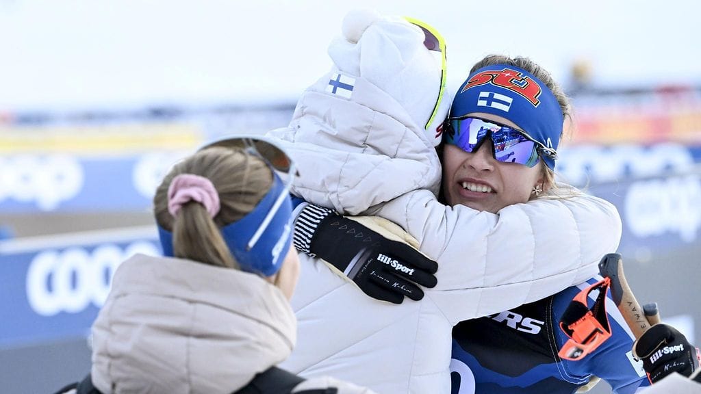 Johanna Matintalo (keskellä) halasi Jasmin Kähärää sprinttifinaalin jälkeen. Takana Jasmin Joensuu.