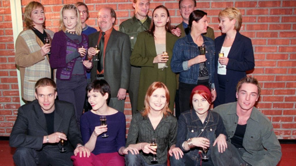 Muistatko heitä? Salattujen elämien kokoonpano vuonna 2001.