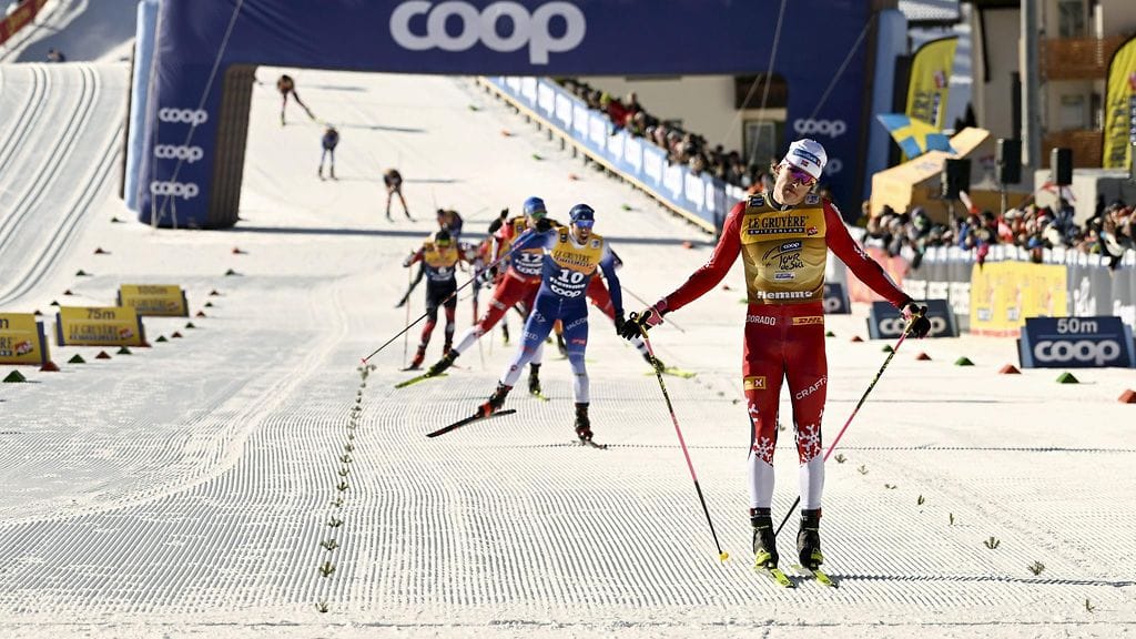 Johannes Hösflot Kläbo rullaili irtiottonsa jälkeen loppumetrit maaliin yhdistelmäkilpailun ykkösenä.