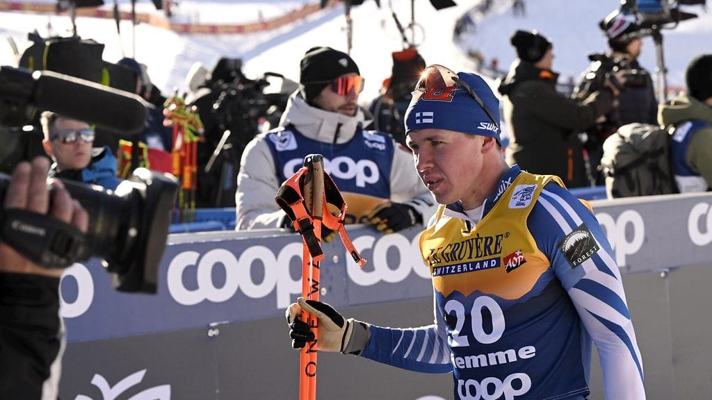 Arsi Ruuskasella kului yhdistelmäkilpailun suksienvaihdossa aikaa sählinkiin.