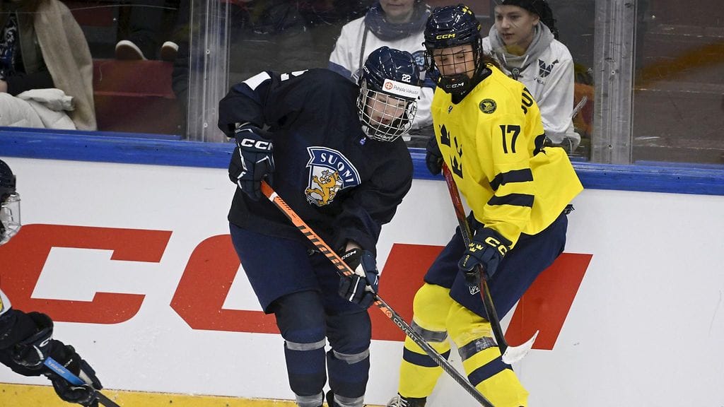 Senja Siivonen (vas.) teki Suomen maalin. Kamppailutilanteessa vastassa Ruotsin Moa Johannesson.