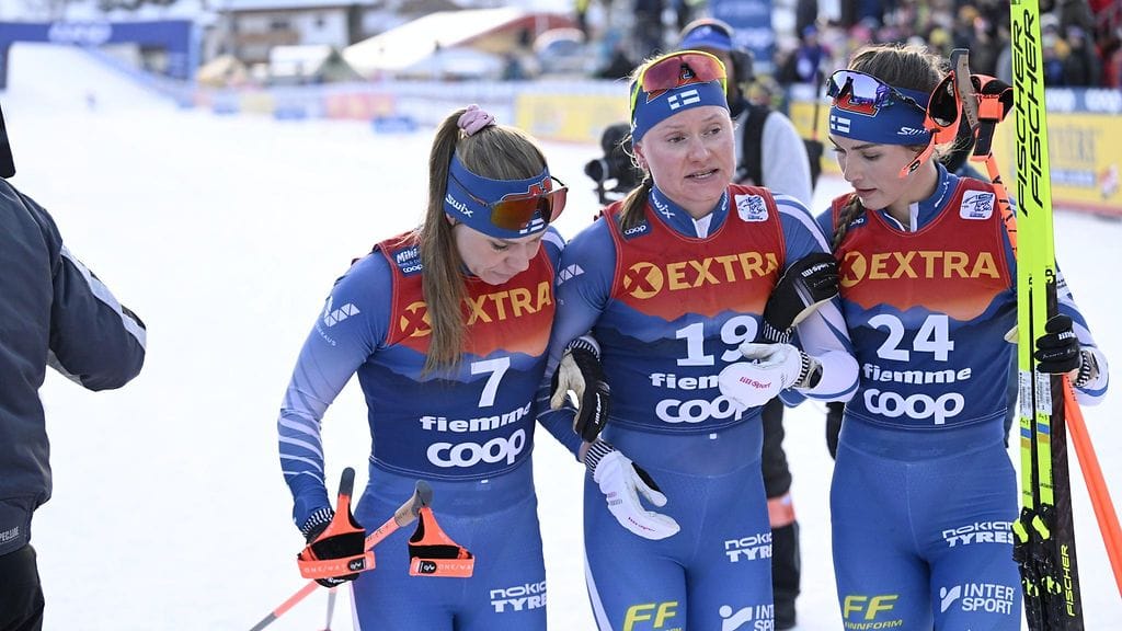 Johanna Matintalo (keskellä) sai apua Jasmi Joensuulta ja Jasmin Kähärältä.