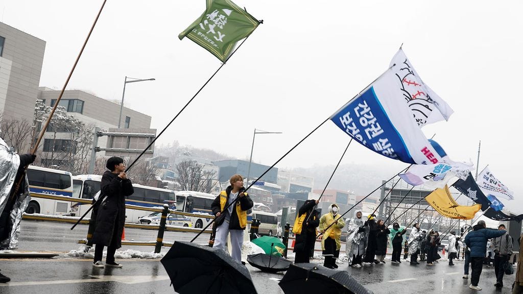 Etelä-Koreassa tuhannet ihmiset uhmasivat lumimyräkkää sunnuntaina kokoontumalla tukemaan tai vastustamaan virkasyytteen vuoksi syrjäytettyä presidentti Yoon Suk-yeolia.