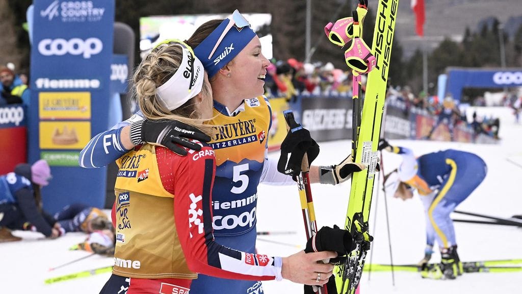 Kerttu Niskanen ja voittaja Therese Johaug halasivat toisiaan Tour de Skin maalissa loppunousun jälkeen.