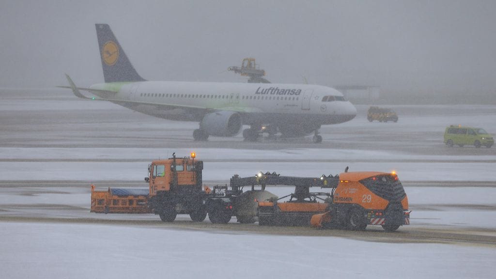 Lumi ja jää viivästyttivät sunnuntaina kymmeniä lentoja pitkin Eurooppaa.