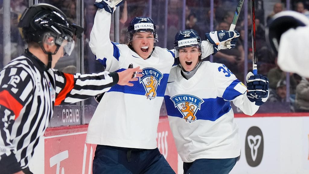 Jesse Kiiskinen (kuvan 38, toinen vasemmalta) vei Suomen johtoon MM-finaalissa Yhdysvaltoja vastaan.