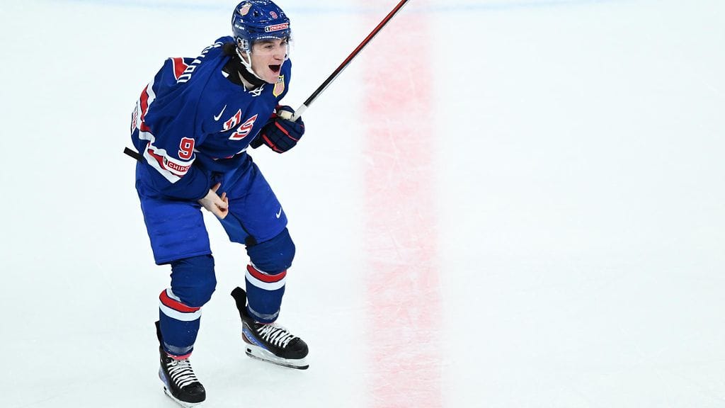 Ryan Leonard (kuvassa) on tehnyt kyseenalaisia temppuja MM-finaalissa Suomea vastaan.