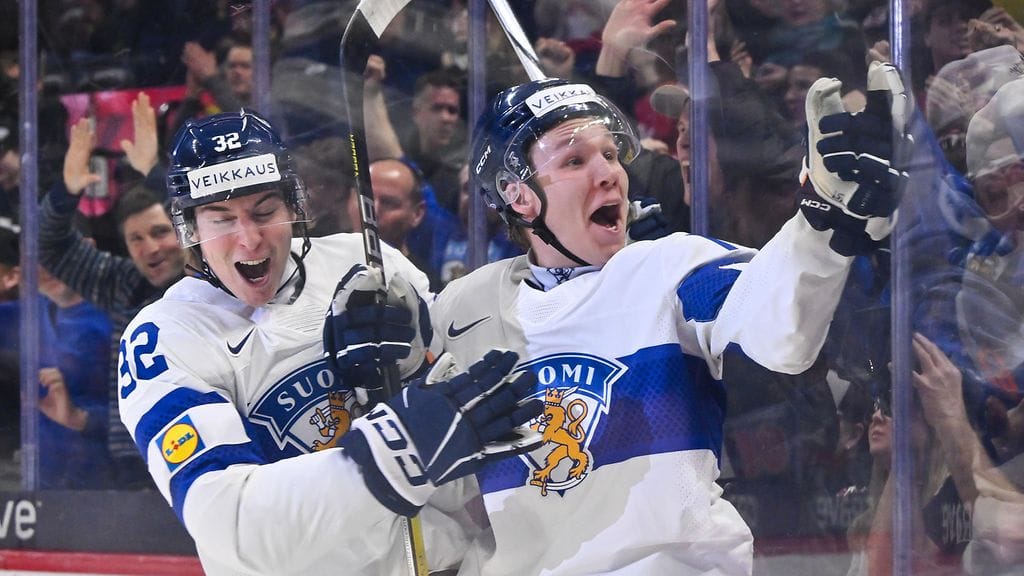 Kun nuoret Leijonat juhlivat, juhli keskellä yötä myös suomalainen kiekkokansa. Tästä eivät kaikki naapurit pitäneet.