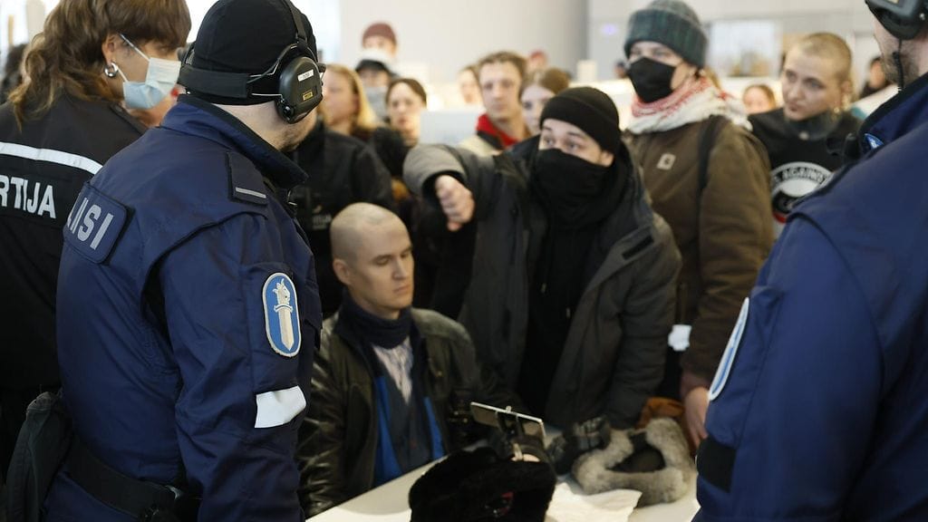 Poliisi keskustelemassa Sinimusta Liikkeen henkilöiden kanssa keskustakirjasto Oodissa Helsingissä 6. tammikuuta 2025.