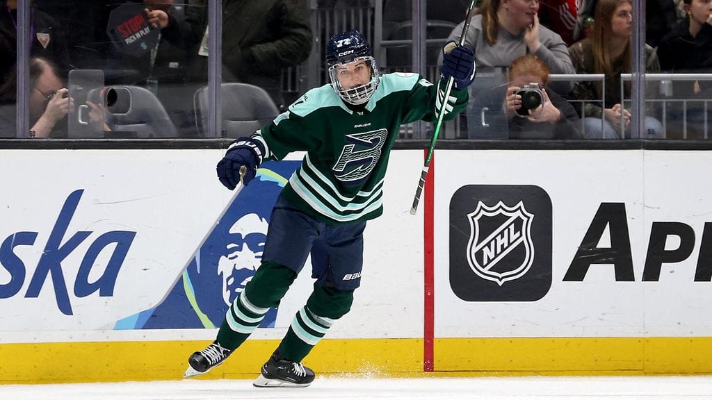 Boston Fleetin Susanna Tapani tuulettamassa voittomaalikilpailun osumaa Montreal Victoirea vastaan.