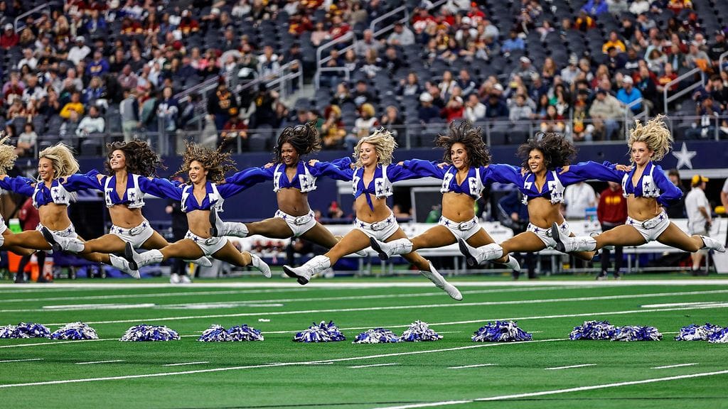 Dallas Cowboysin cheerleaderit esiintymässä NFL-ottelun yhteydessä.