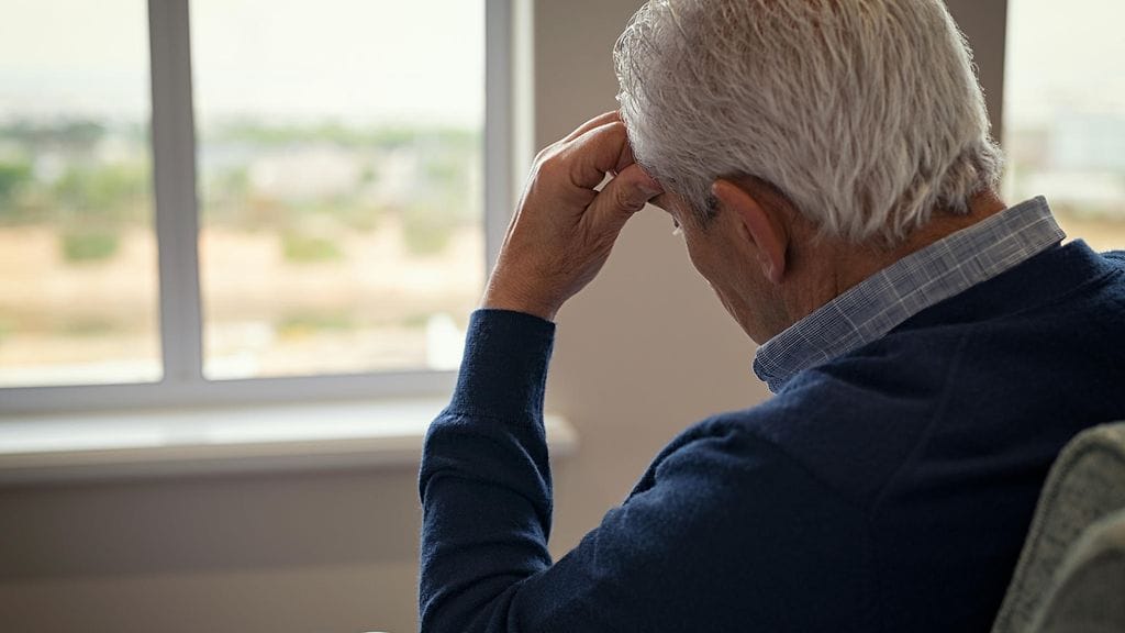 yksinäinen vanha mies