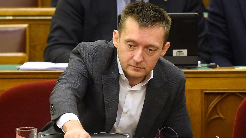 Unkarilaisministeri Antal Rogan painoi nuppia perustuslain muutosta koskevan äänestyksen aikana parlamentin täysistunnossa Budapestissa Unkarissa 08. marraskuuta 2016.