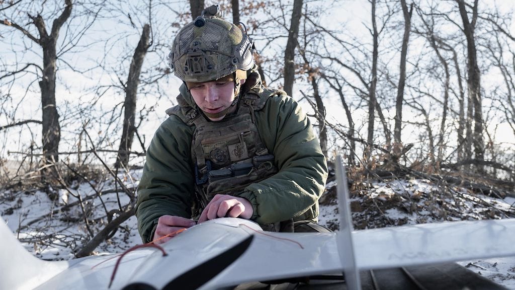 Kuvassa Ukrainan sotilas dronen äärellä Donetskin etulinjassa 14. joulukuuta.