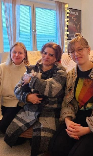 Tooji-kissa emäntänsä sylissä Tukholmassa. Vierellä löytäjät Anna ja Anrea.