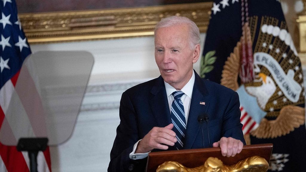 Valkoisen talon mukaan Biden palasi juuri Los Angelesista, missä ainakin viiden ihmisen on raportoitu kuolleen nopeasti levinneissä maastopaloissa.