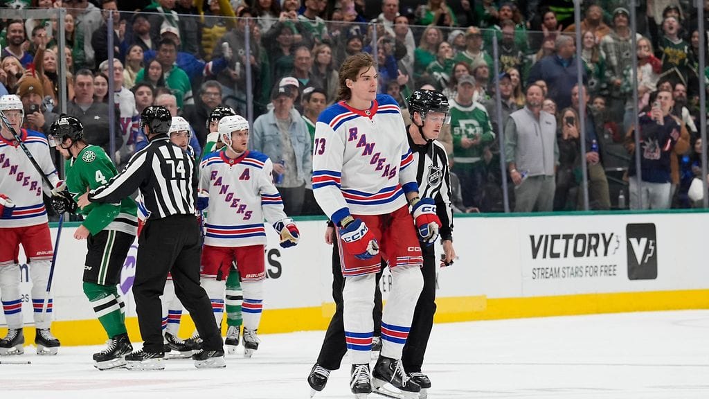 Matt Rempe talutettiin vihtoaitioon hänen taklattuaan Miro Heiskasta selkään.