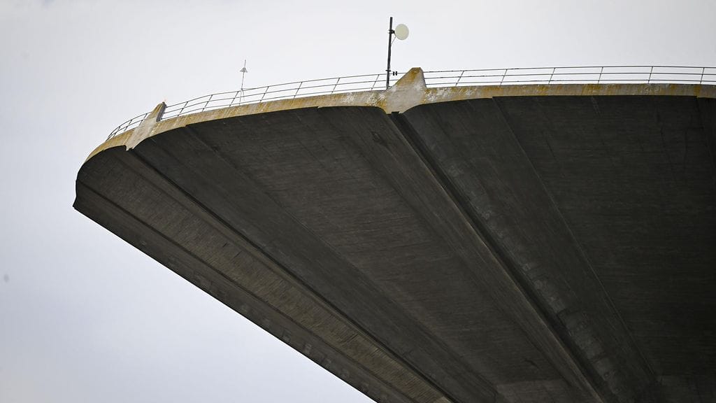 Aiemmassa esityksessä olisi turvattu vain kuntien enemmistöosuus, ei täyttä julkista omistusta. Kuvassa Roihuvuoren vesitorni Helsingissä.