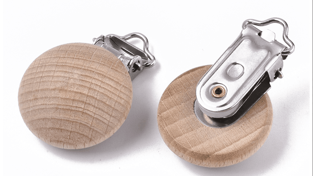 Tuttkilipsi voi aiheuttaa tukehtumisvaaran. Kuvassa pyöreä tuttikiinnike.