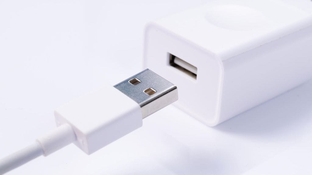 USB-laturia vedetään myynnistä. Kuvituskuva.