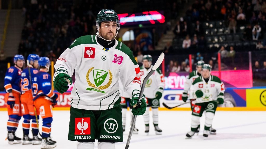 Jonathan Andersson laukoi maalin Tapparan verkkoon CHL-ottelussa syyskuussa.