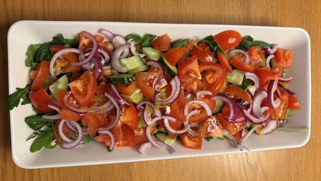 Kikhernesalaattia valmistettiin Huomenta Suomessa tammikuussa 2025.