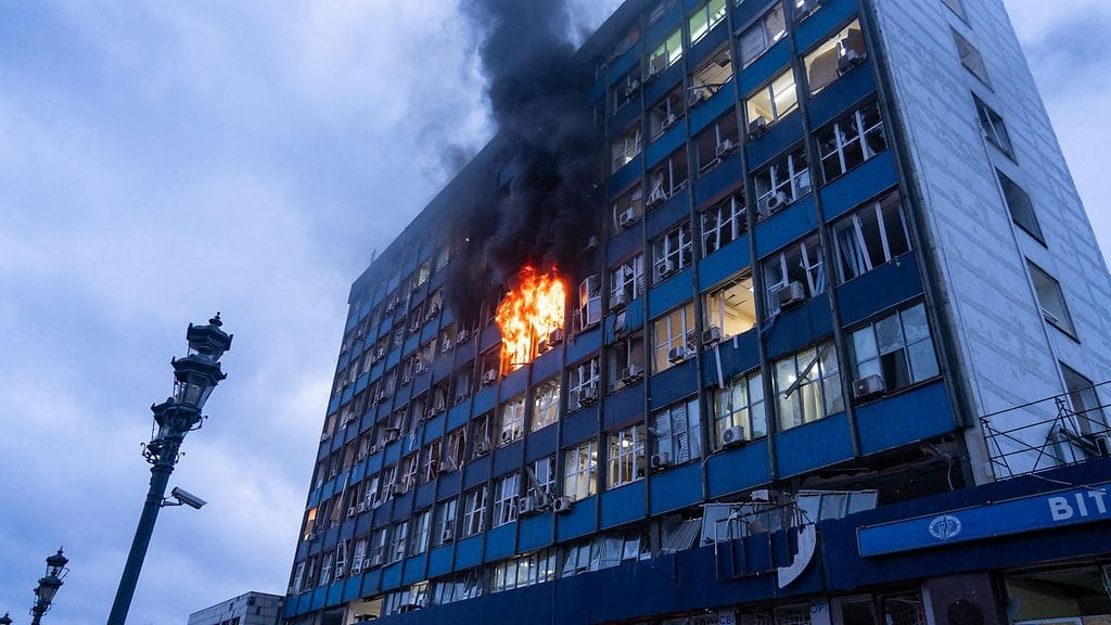 Arkistokuva palavasta talosta Ukrainassa.