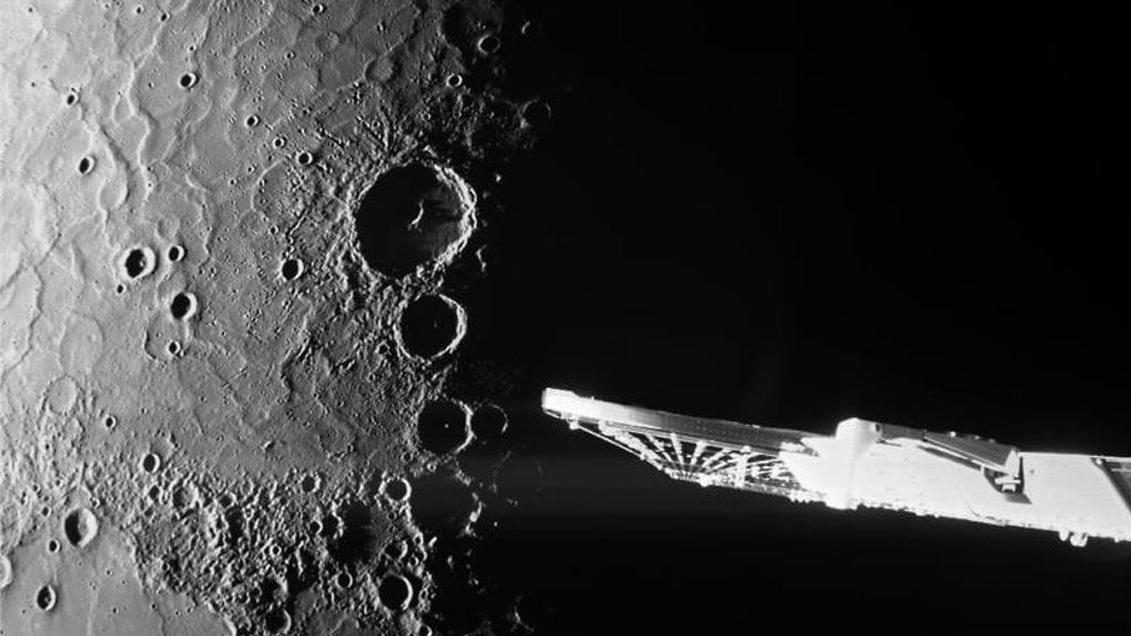 Merkuriuksen varjojen sävyttämää pohjoisnavan aluetta (Kuvat: Esa)