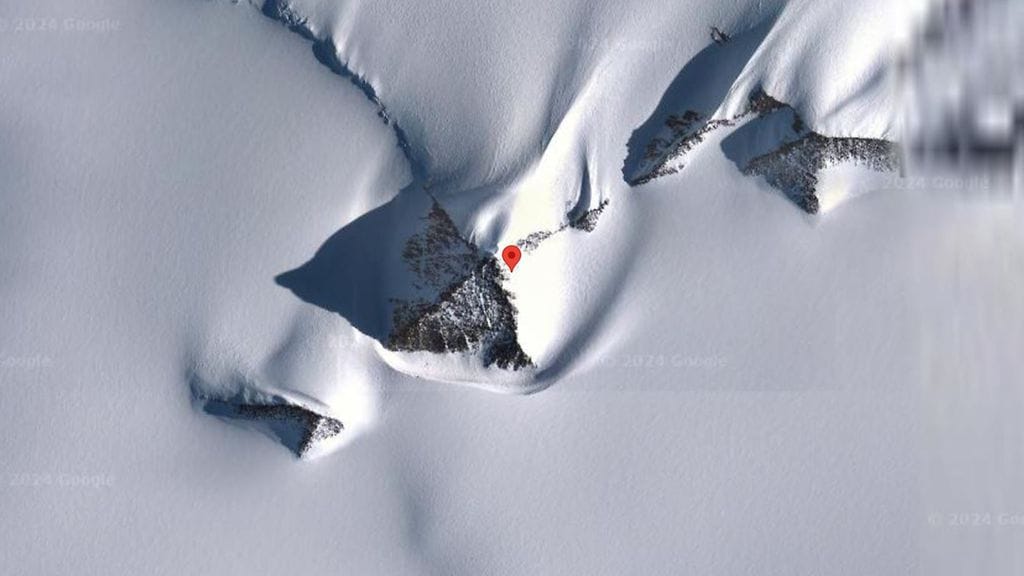 Geologisessa mielessä Etelämantereen pyramidin mallinen vuori on niin vähäpätöinen, että sillä ei ole edes virallista nimeä.