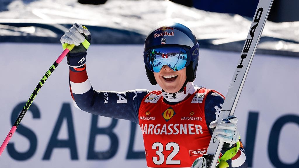 Lindsey Vonn oli yhtä hymyä St. Antonin syöksykisan maalissa.