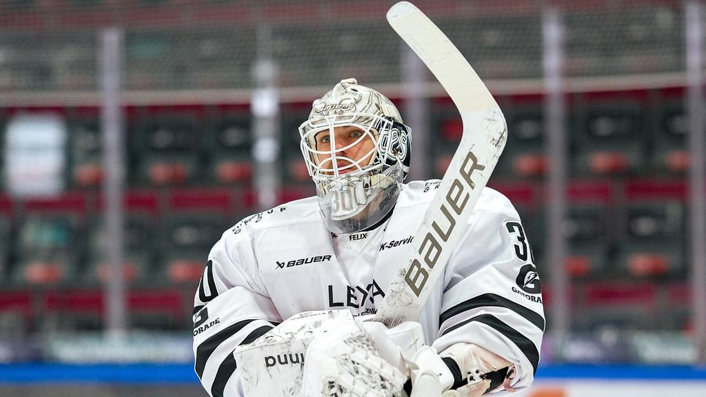 Adam Werner päästi kaksi maalia ja joutui vaihtoon. Tommi Miettinen ei silitellyt ruotsalaisvahdin päätä lehdistötilaisuudessa.