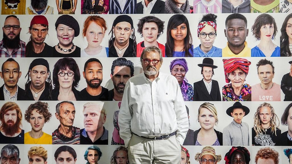 Oliviero Toscani 80-vuotissyntymäpäivänsä kunniaksi toteutetussa valokuvanäyttelyssä vuonna 2022.