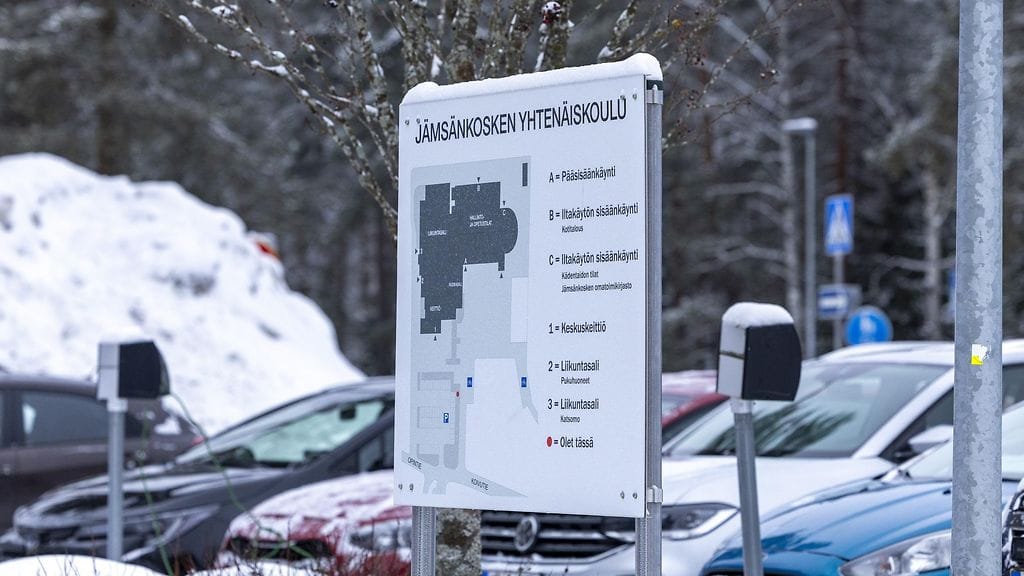 Jämsänkosken yhtenäiskoulun kyltti parkkipaikan vieressä Jämsässä 10. tammikuuta 2025.