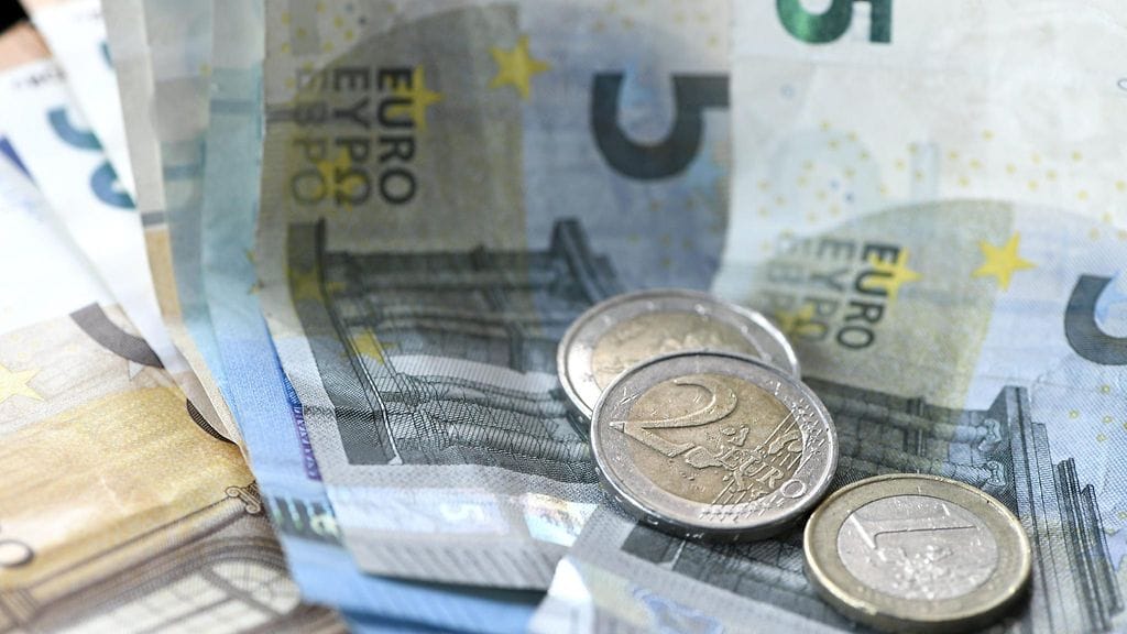 Kuluttajat pitävät rahoistaan tiukasti kiinni. Kuvituskuva.