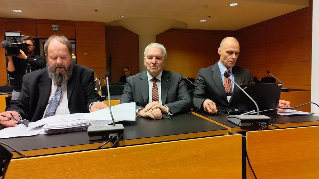 Alatuzoff oikeudessa 14. tammikuuta asianajaja Olli-Pekka Lindellin (vas.) ja juristi Asko Vallan (oik.) kanssa.