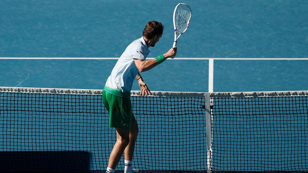 Daniil Medvedev mätkäisi mailallaan verkkokameran hajalle Australian avoimissa.