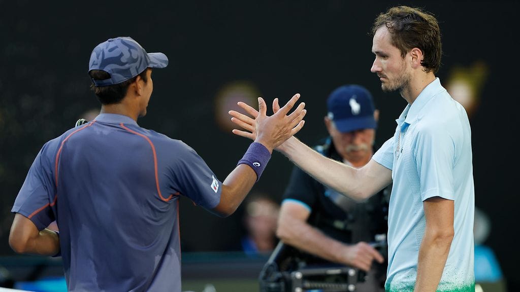 Daniil Medvedev (oik.) antoi tunnustusta Kasidit Samrej'lle ottelun jälkeen.