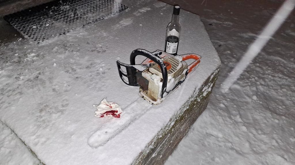 Hyökkääjän moottorisaha ja salmiakkiviinapullo jäivät tapahtumapaikalle. Kuva poliisin esitutkintamateriaalista.