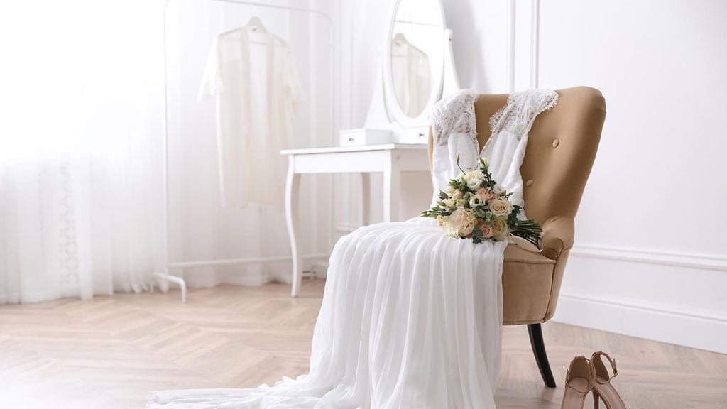 Tiesitkö, että hääpukujen sovittaminen ei ole välttämättä ilmaista hupia?