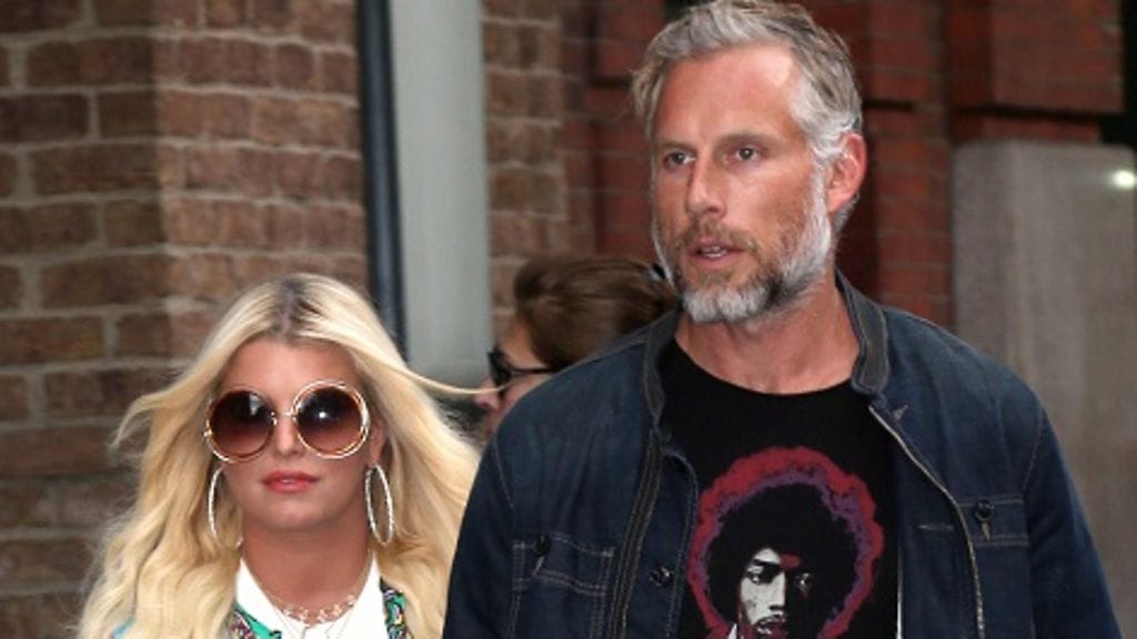 Simpson kertoi CNN:lle antamassaan lausunnossa, että hän Johnson ovat asuneet erillään "navigoidessaan tuskallista tilannetta avioliitossaan".