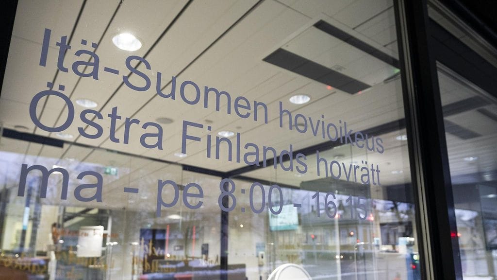 Kaksi miestä pakotti uhrinsa hyppäämään lintutornista ja ampuivat hänet.