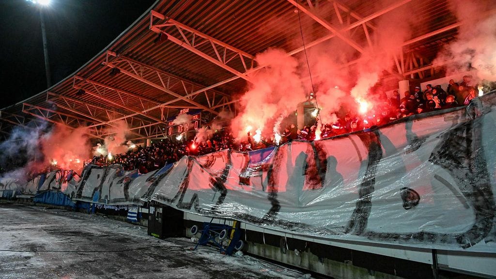 HJK:n kannattajat soihduttelivat joulukuussa Molde-ottelussa. Seuraamuksia tuli.